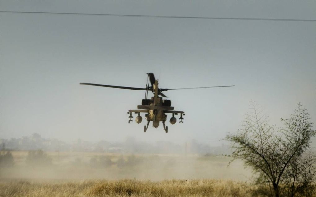 KISSUFIM. Net buiten de Israëlische legerbasis Kissufim stijgen plotseling Apache gevechtshelikopters uit. Vanuit het open veld. beeld RD, Henk Visscher