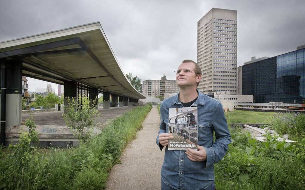 Lucas van Zuijlen bij het beginpunt van de Hofpleinlijn, op een daarvoor gebouwd viaduct in Rotterdam. beeld RD, Henk Visscher