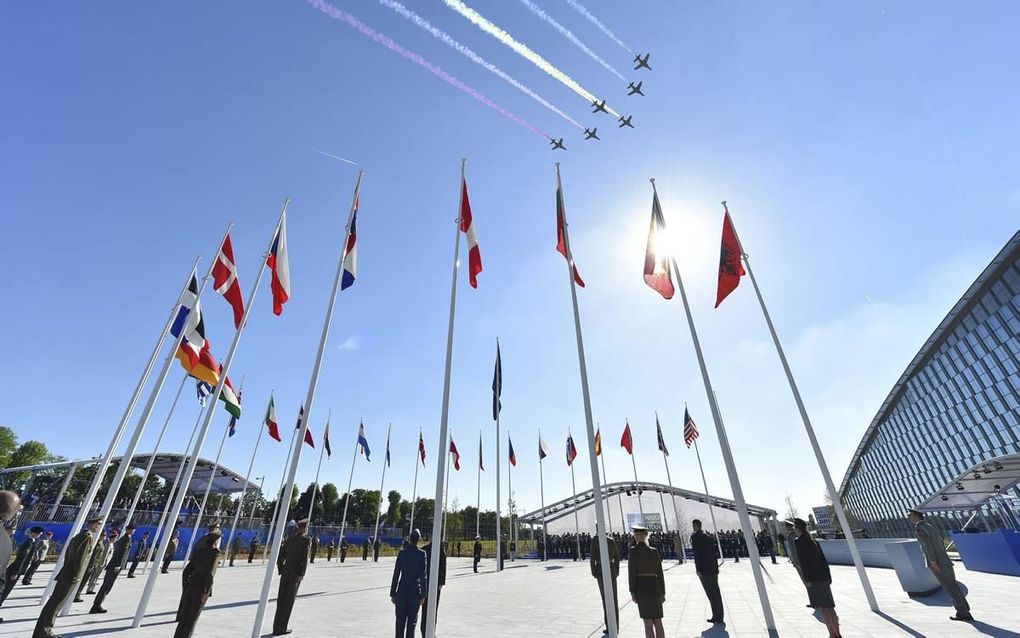 Vlagvertoon en vliegtuigen vorige week bij de opening van het nieuwe NAVO-hoofdkwartier in Brussel. beeld NAVO