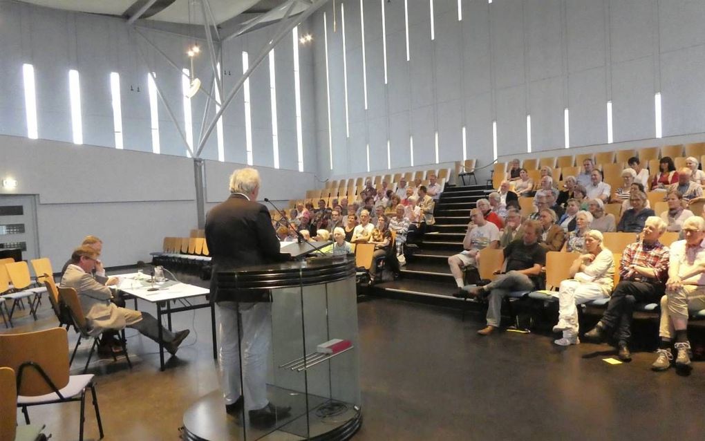 Debatavond in De Morgenster; achter de katheder burgemeester Broertjes. beeld Jan van Reenen