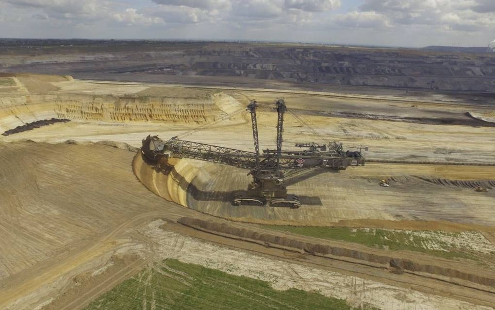 De grootste graafmachines ter wereld, rijdende fabrieken van 100 meter hoog, pellen de bodem laag voor laag af totdat ze stuiten op de waardevolle bruinkoollaag. beeld Wim van den Dikkenberg