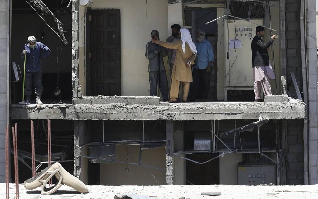 KABUL. De Afghaanse autoriteiten waren vandaag in de hoofdstad Kabul nog bezig met het  taxeren van de schade aan gebouwen, veroorzaakt door de zware zelfmoordaanslag  van woensdag.  beeld  EPA,  Hedayatullah Amid