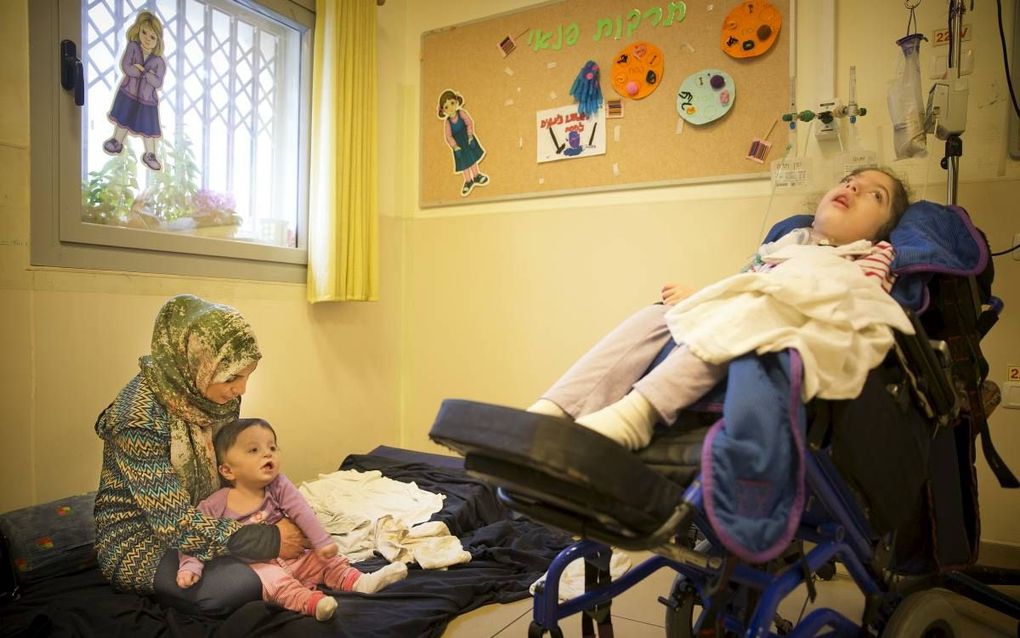 JERUZALEM. Aleh is een hulpverleningsorganisatie voor kinderen met ernstige handicaps. Bij de hulpverlening wordt geen onderscheid gemaakt tussen Jood of Palestijn. beeld RD, Henk Visscher