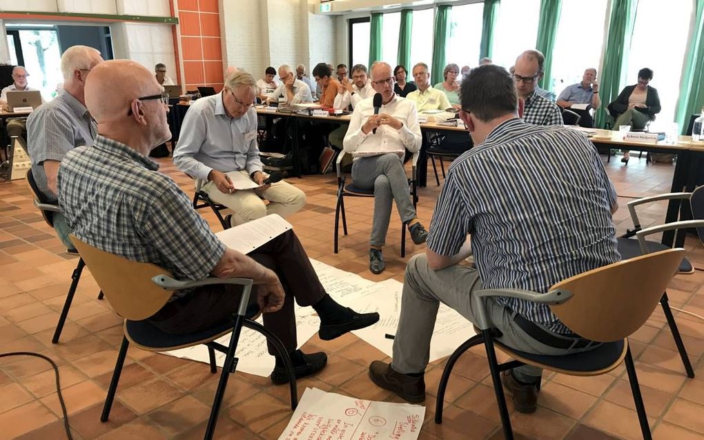 De GKV-synode sprak vrijdag in kleine groepjes over thema's rond de vraag of vrouwen kunnen dienen in de kerkelijke ambten. Groepsleiders brachten daarna verslag uit aan de vergadering. beeld RD