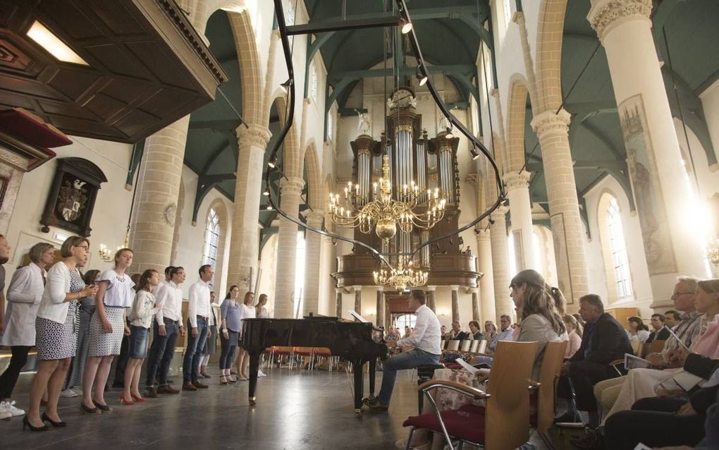 In de Oude Kerk in Weesp had maandag het jaarlijkse Pinksterappel plaats. Thema was: ”Leven tussen Pinksteren en wederkomst: een tijd van verleiding en strijd en een tijd van verwachting en uitzien.” beeld Eran Oppenheimer