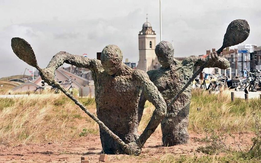 Het monument ”Freedom forward” aan de Boulevard in Katwijk aan Zee herinnert aan de Engelandvaarders. Het moment is ontworpen door kunstenaar Jurriaan van Hall. beeld Katwijk Actueel