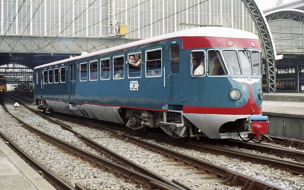 De ”Blauwe Engel” bij station Amsterdam Centraal. De trein gaat een rol spelen bij de herdenking van de grootste bankroof in Nederland. beeld Wikimedia