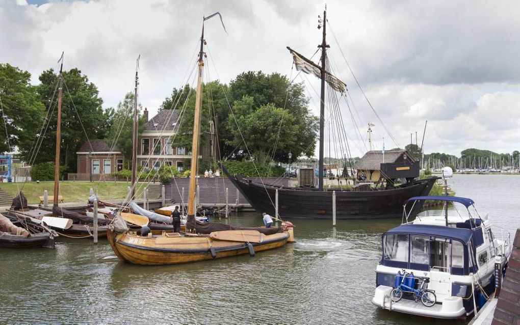 Vanaf morgen worden in de IJsselstad de internationale Hanzedagen gehouden. De gemeente verwacht ongeveer 300.000 bezoekers. Onder meer vanuit de kerken is er kritiek op het evenement. Op de foto ligt op achtergrond de nagebouwde kogge in de haven van Kam