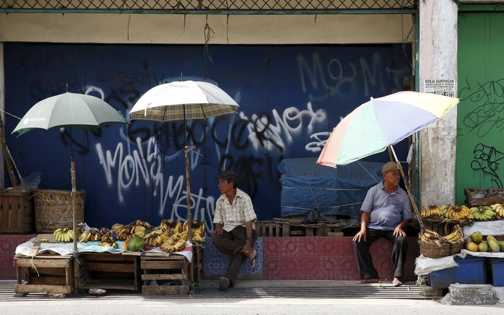 Mannen op de markt in Jakarta. beeld EPA, Adi Weda