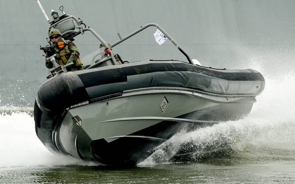 Mariniers varen met een Frisc op hoge snelheid door de marinehaven in Den Helder. beeld ANP