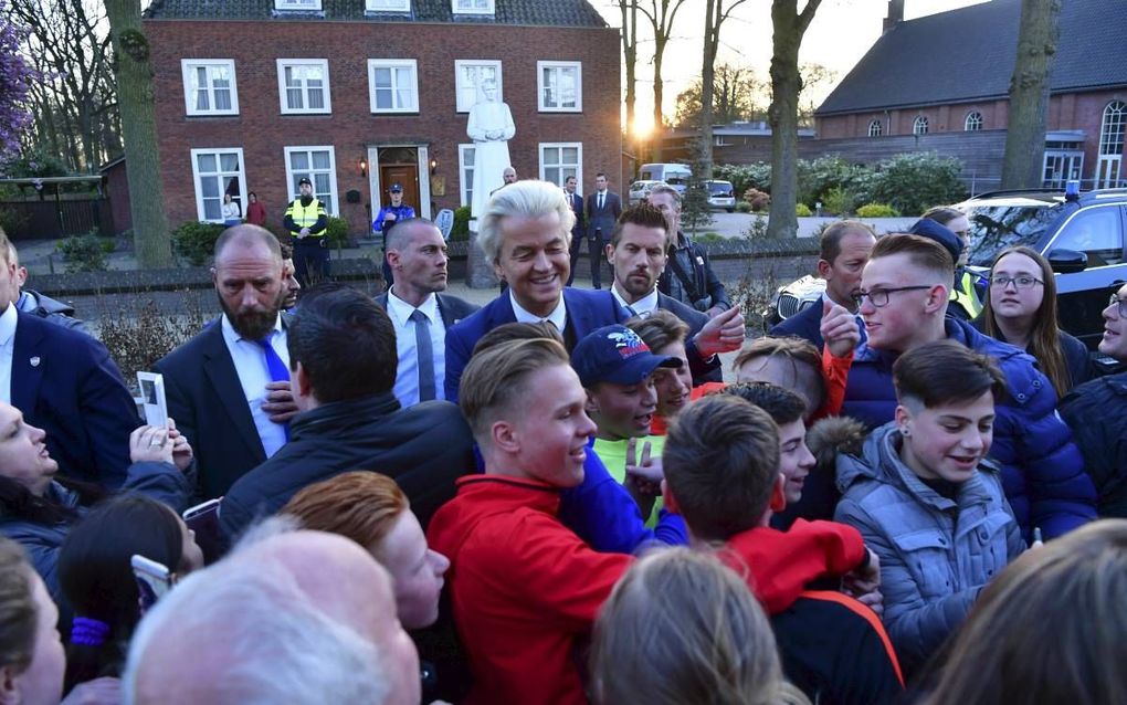 „In het rechts-populisme, zoals vertolkt door Wilders en zijn PVV, worden verschillende “zij”-groepen uitgesloten van het volk. Foto: Geert Wilders bezocht in april de gemeente Rucphen, omdat de PVV hier bij de Tweede Kamerverkiezingen 38,9 procent van de
