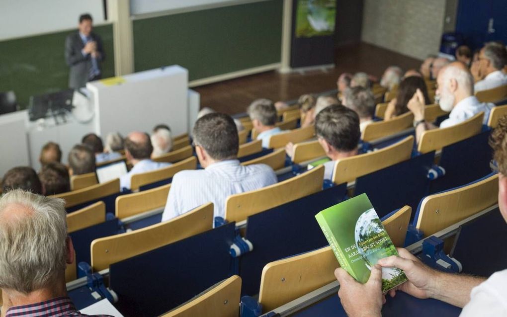 Veel belangstelling was er donderdag voor de presentatie van het boek ”En de aarde bracht voort" van prof. dr. Gijsbert van den Brink (voorin de zaal). beeld Eran Oppenheimer