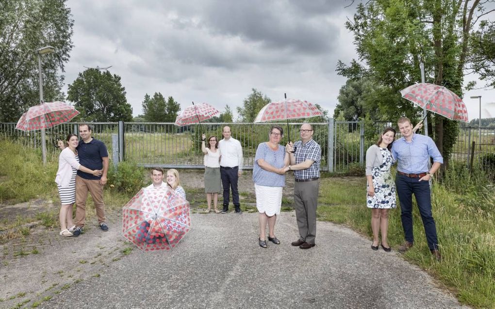 Niet alleen vader en moeder Meerkerk, ook hun vier kinderen ontmoetten hun geliefde voor het eerst op vakantie. V.l.n.r.: Geralda en Art, Jan en Marlies, Rieneke en Bart, Aartje en Willem, Corrie en Erik. beeld Sjaak Verboom