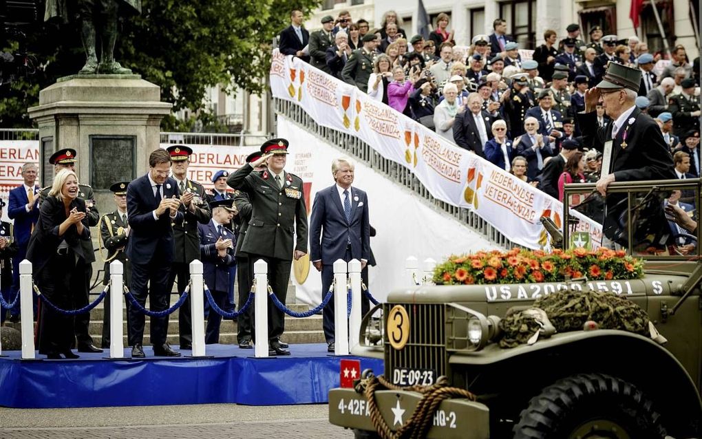 Koning Willem-Alexander nam zaterdag het defile af dat door de Haagse binnenstad trok op de Veteranendag. beeld ANP, Robin van Lonkhuijsen