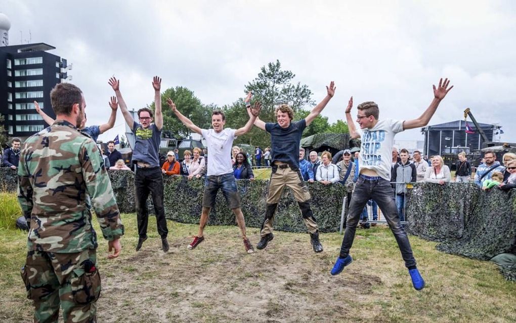 Rennen, vliegen, klauteren. Twintig jonge RD-lezers namen zaterdag tijdens de Marinedagen in Den Helder deel aan een demonstratie van mariniers. Vooraf bedwongen de deelnemers aan een RD-lezersactie een hindernisbaan in het marinierskamp. De Marinedagen e