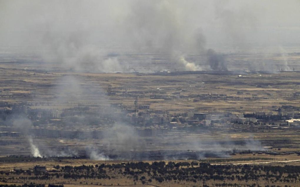 Ontploffingen aan de Syrische kant van de grens met Israël, maandag, gezien vanaf de Golanhoogte. Israëlische strijdkrachten vuurden meermalen op Syrië nadat projectielen op Israëlisch grondgebied verzijld raakten. beeld AFP, Jalaa Marey