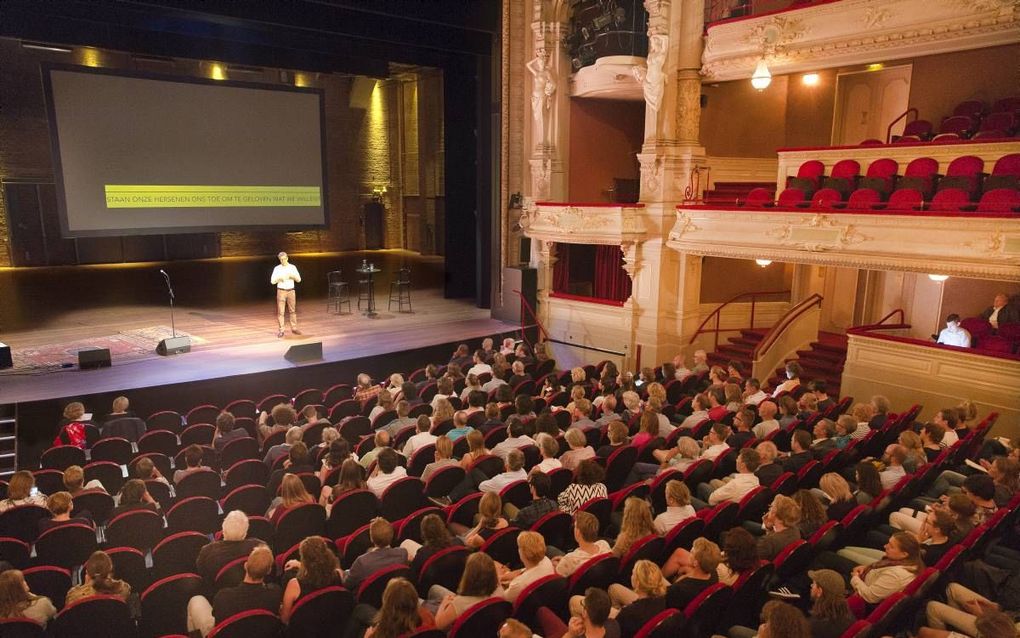 In de Stadsschouwburg in Amsterdam werd gisteren voor het eerst ”De staat van God” gehouden, een reeks korte colleges waarin wetenschappers voor een breed publiek hun onderzoek naar religie in Nederland presenteerden. beeld RD, Henk Visscher