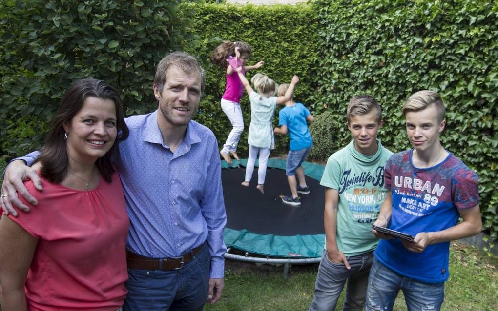 Allard en Nieske Selles met hun vijf (pleeg)kinderen. beeld RD, Anton Dommerholt