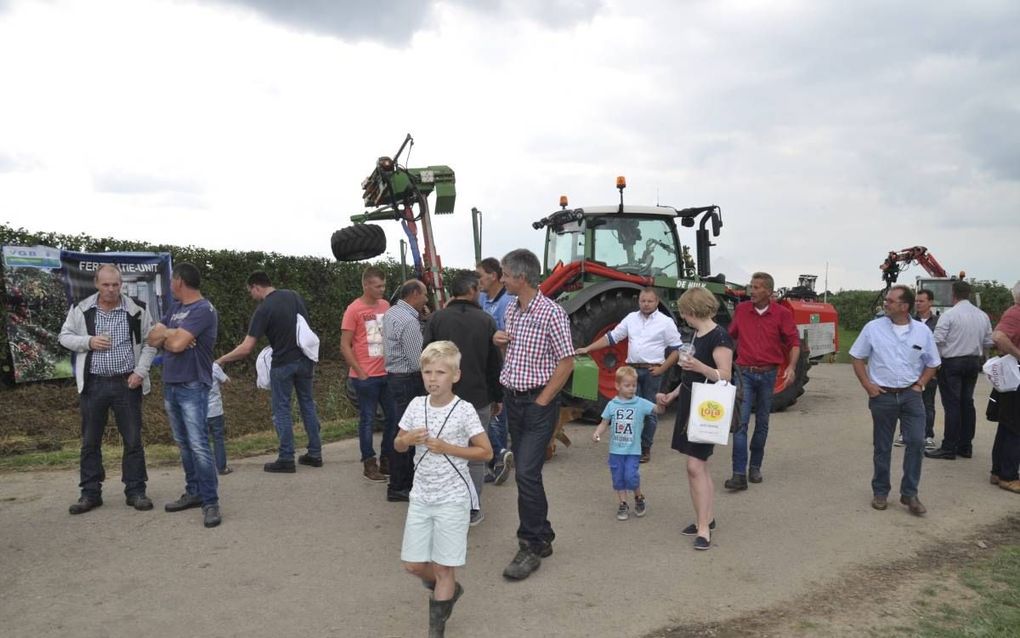 NEERRIJNEN. De Appeldag in Neerrijnen trok gisteren zo’n 2000 fruittelers, inclusief medewerkers en gezinsleden. beeld Arjan de Bruine