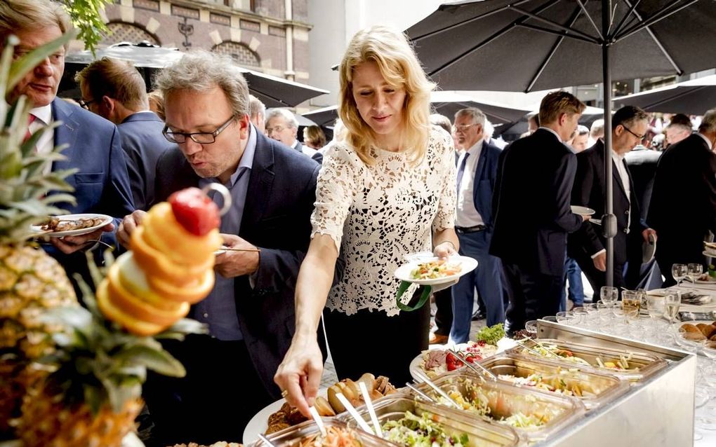 CDA-Kamerlid Keijzer bedient zichzelf tijdens de traditionele barbecue op de laatste vergaderdag voor het zomerreces. beeld ANP, Remko de Waal
