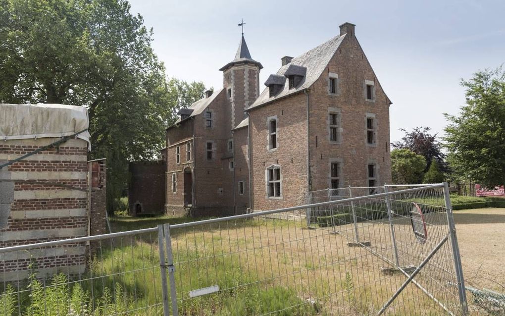 Het kasteel van het Belgische Gruitrode met links een stukje van de hoeve. beeld Sjaak Verboom