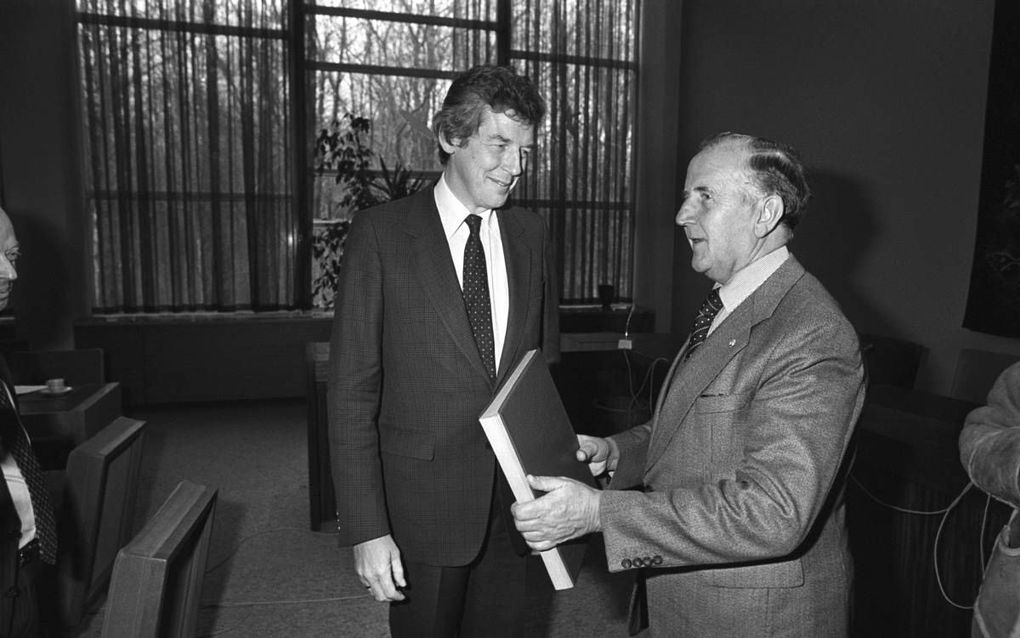 Chris van Veen (r.) en Wim Kok (l.), voorzitters van respectievelijk VNO en FNV, sloten in 1982 een akkoord over loonmatiging. beeld ANP