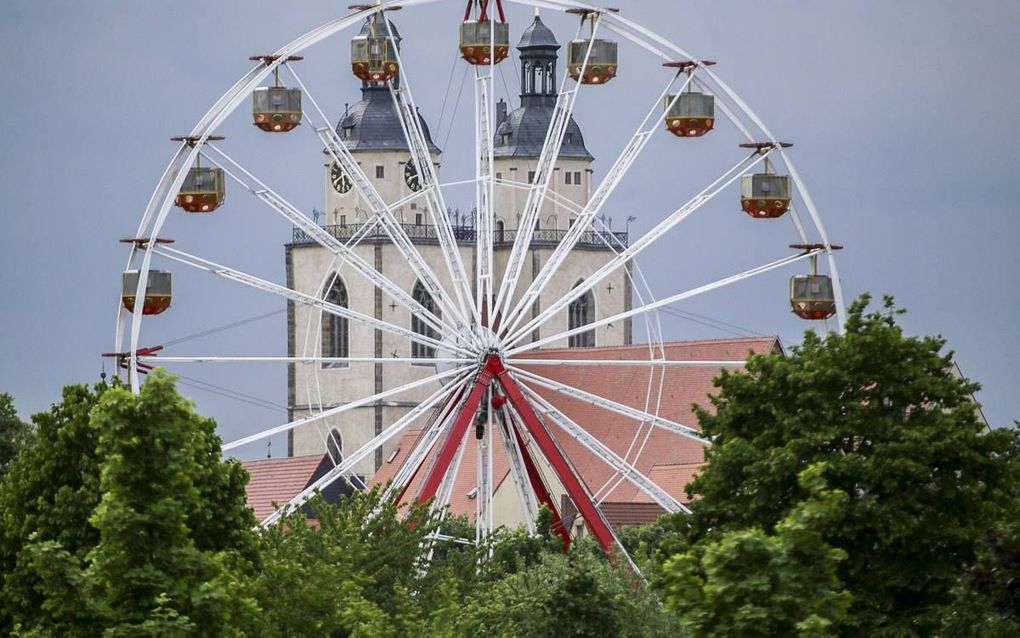 Voor het ”zielenzorg-reuzenrad” in Wittenberg is geen apart kaartje meer nodig. De organisatie van de wereldtentoonstelling over de Reformatie hoopt daarmee de bezoekcijfers van het evenement op te krikken. beeld Martin Jehnichen