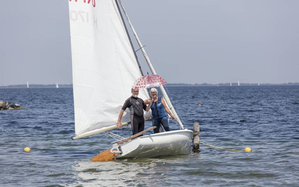 Jaap en Joke Meijer in hun brandingzeilboot in Zeeland. Zeilen met een brandingzeiler vereist voortdurende oplettendheid. „Het is een pittige sport.” beeld Sjaak Verboom