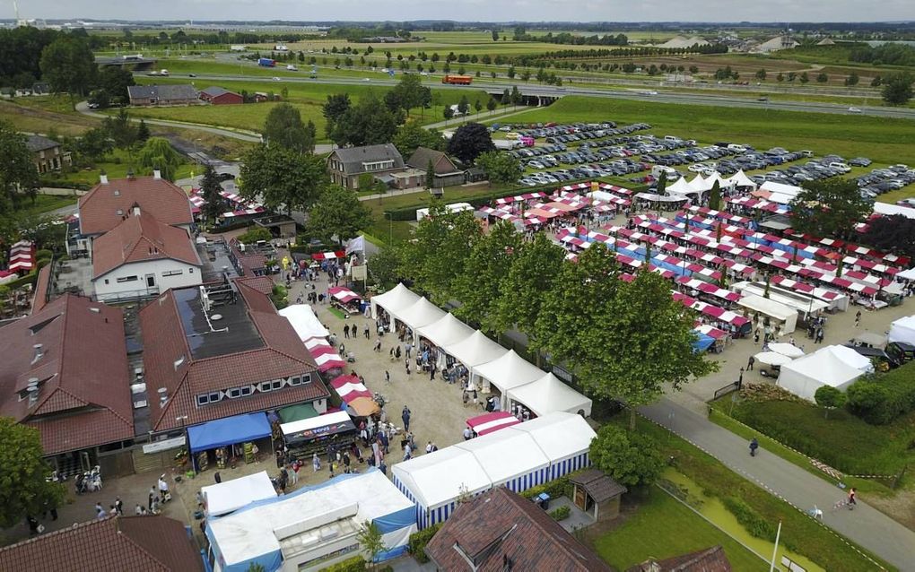 Bezoekers weten de Duikenburgse dagen in Echteld goed te vinden, ondanks de regen. beeld Vidiphoto