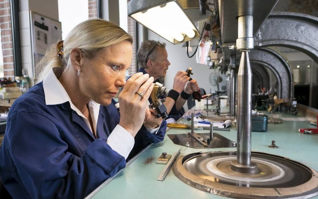 AMSTERDAM. „Alle facetten moeten kloppen”, zegt diamantslijper Marie-Louise Bartels (voorgrond). „Die gaan dan het licht pakken en laten terugkaatsen.” beeld Niek Stam