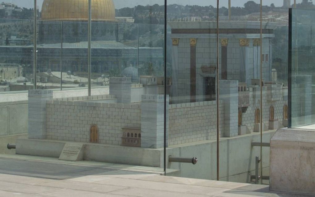 De Tempelberg met op de voorgrond een model van de tempel die eerder op de plek stond. beeld Alfred Muller