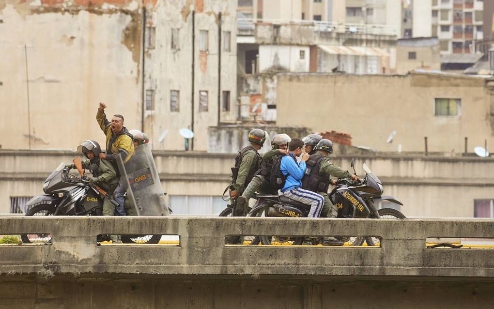 Voor mijn ogen wordt een demonstrant op een motor afgevoerd. Hij stond op en juichte, staande op de motor: Leve Venezuela! beeld Jaco Klamer