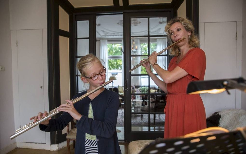 Daniëlle van Laar met Nora Walhout. beeld Martin Droog
