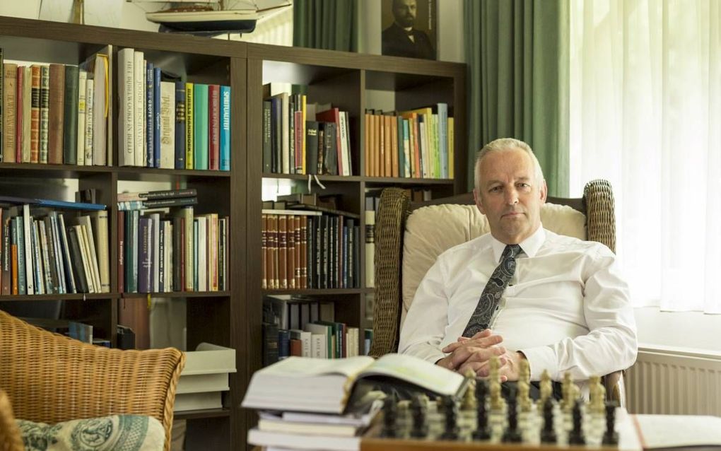 Ds. G. Herwig in zijn studeerkamer. beeld André Dorst