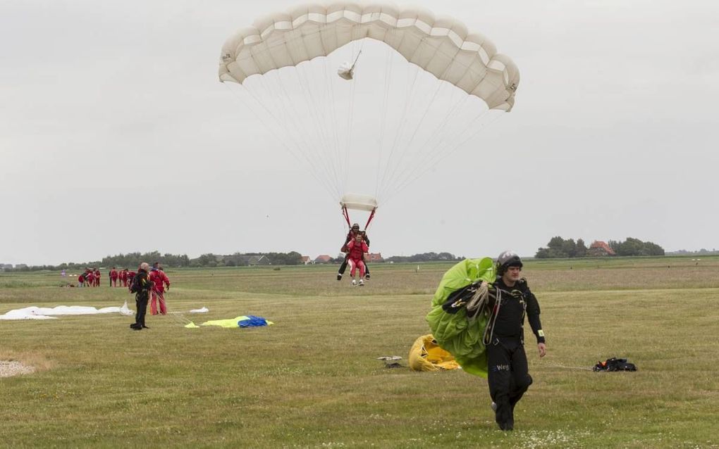 Paracentrum Texel heeft ook locaties op Ameland en in Zeeland en verzorgt per jaar tussen de 22.000 en 25.000 sprongen. beeld RD, Anton Dommerholt