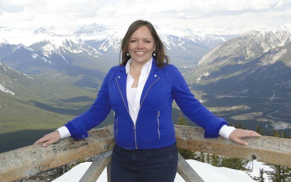 Wilma Donker tijdens een singlereis in Banff (Canada). De bergen op de achtergrond zijn de Rocky Mountains. beeld RD