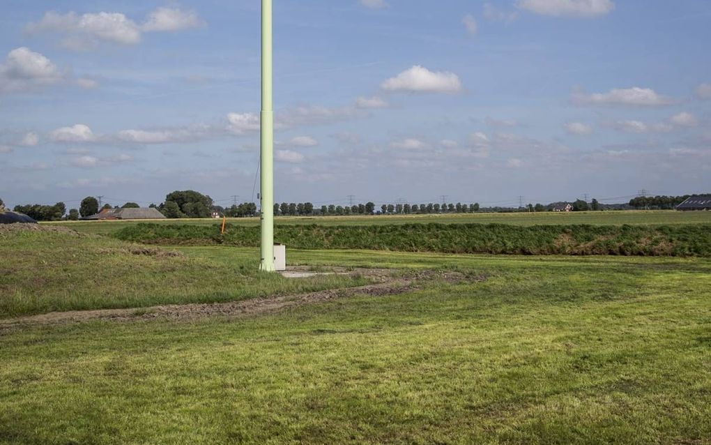 Een van de kleine windmolens die EAZ Wind in het Groninger land heeft geplaatst. De molen levert genoeg energie voor tien huishoudens. beeld EAZ Wind