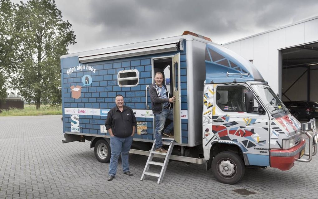 Wubbo van der Roest (links) en Samuël van der Meij met hun zelfgebouwde camperbusje. beeld Sjaak Verboom