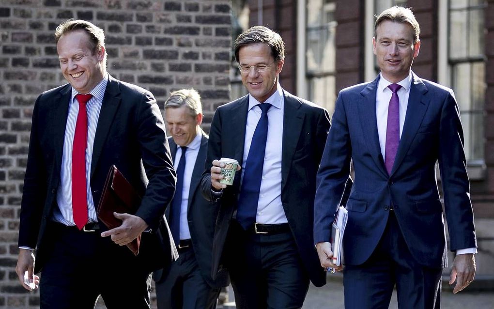 Heerma, Buma (beide CDA), Rutte en Zijlstra (beide VVD) op weg naar de formatiebesprekingen. beeld ANP, Remko de Waal.