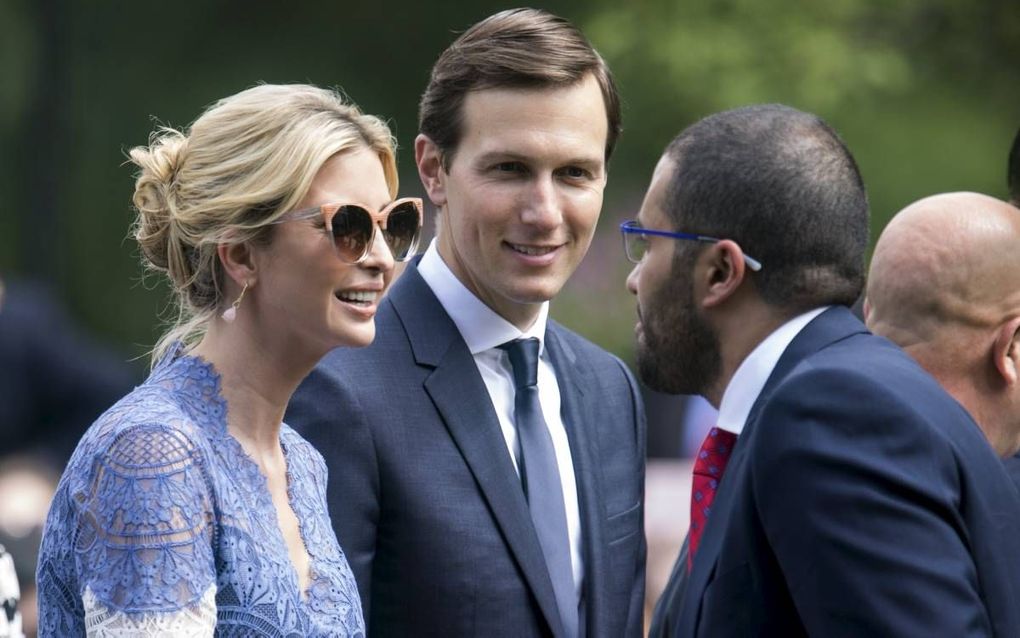 WASHINGTON. Jared Kushner (m.), op de foto met zijn vrouw Ivanka Trump (l.), worstelt met het Israëlisch-Palestijnse vraagstuk. beeld EPA, Jim Lo Scalzo