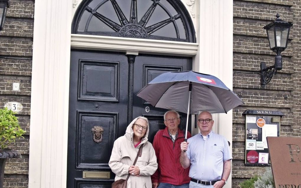 De drie schrijvers van het boek voor de woning van steenbakker Lans. V.l.n.r. Boef, Bolkestein en Weyling. beeld Dick den Braber