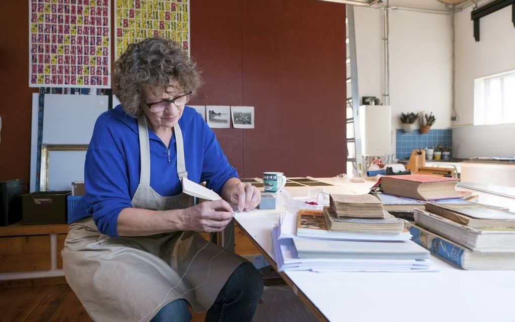 Inge van den Thillart is ruim tien jaar handboekbinder. Haar ambacht vat ze zo samen: „Vellen papier met de hand tot een boek samenbinden.” beeld Niek Stam