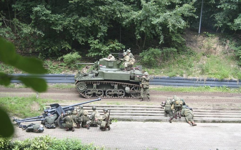 Een nagespeelde aanval op Duitsers tijdens het evenement Santa Fe in Overloon.  beeld André Bijl