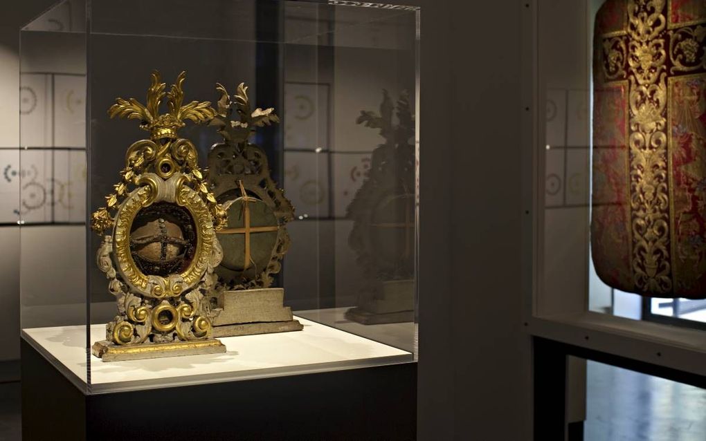 Twee altaarrelieken, ca 1725 met rechts een kazuivel uit 1748. beeld Stedelijk Museum Breda