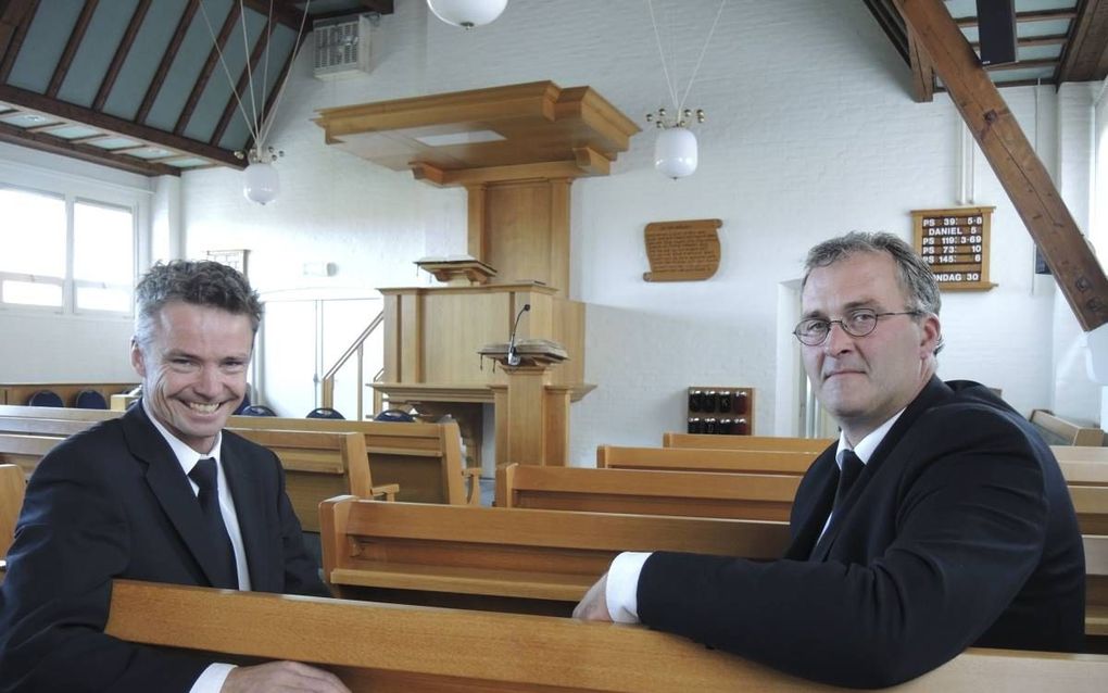 De ouderlingen A. B. Dekker (l.) en W. de Visser in het kerkgebouw van de gereformeerde gemeente in Westkapelle. beeld RD