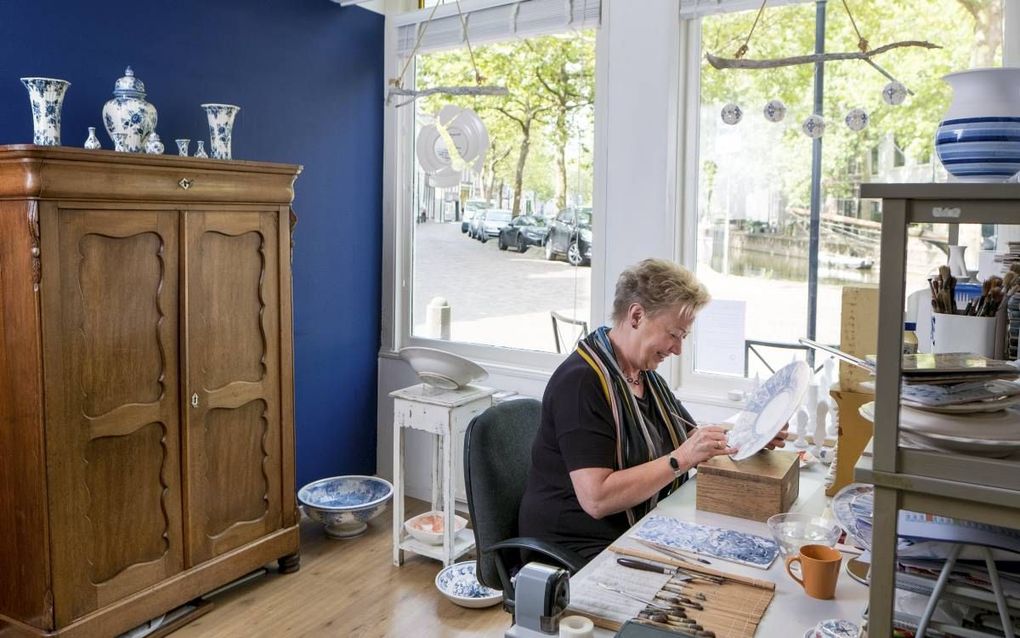 Het ambacht leerde Trudy Otterspeer (60) bij de bekende plateelbakkerij Zenith. Ze heeft nu in Gouda haar eigen atelier ”Ambachtelijk Plateel”. beeld Niek Stam