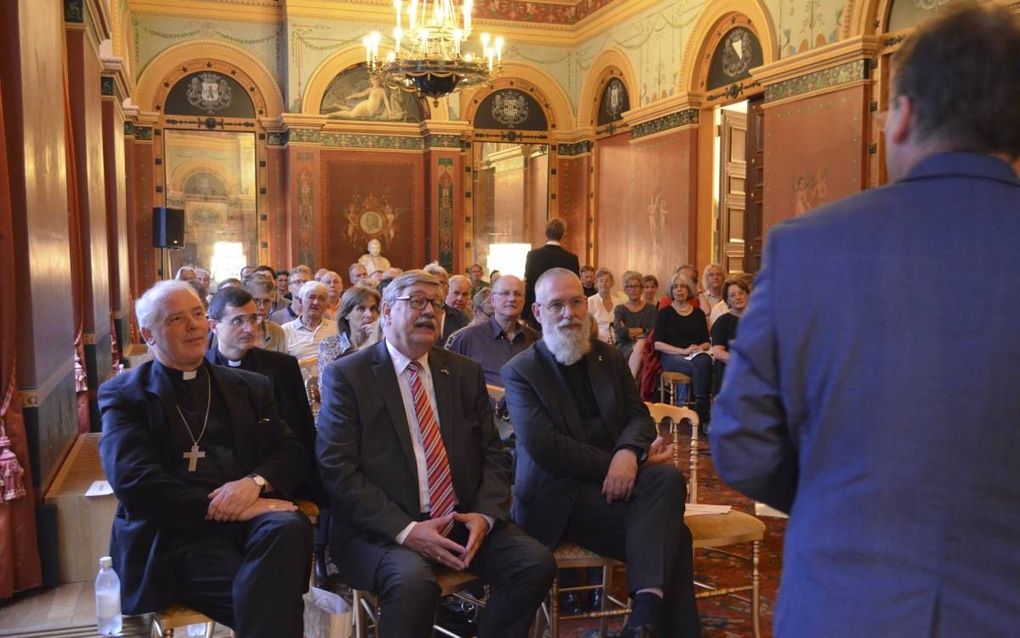 De Utrechtse commissaris van de Koning (m.) woonde de opening van de conferentie bij. beeld S. Baboeram Panday–Kanhai / Tilburg School of Catholic Theology