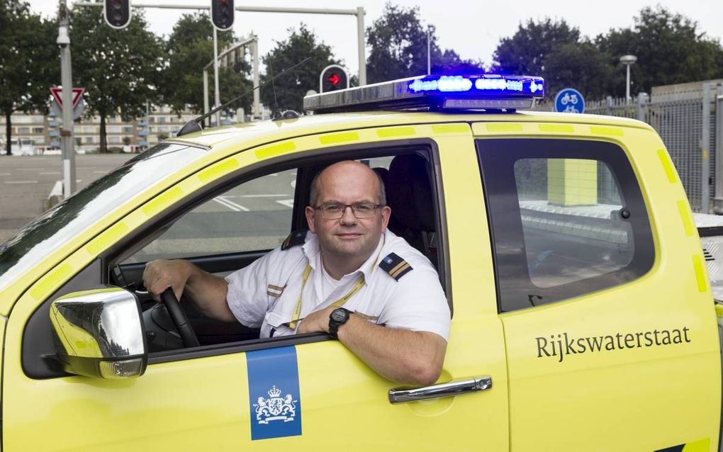 René Willemse is een van de 55 weginspecteurs van Rijkswaterstaat die met blauw zwaailicht en sirene mag rijden. Hij is daardoor sneller ter plaatse bij ongevallen om de weg af te sluiten. beeld RD, Anton Dommerholt