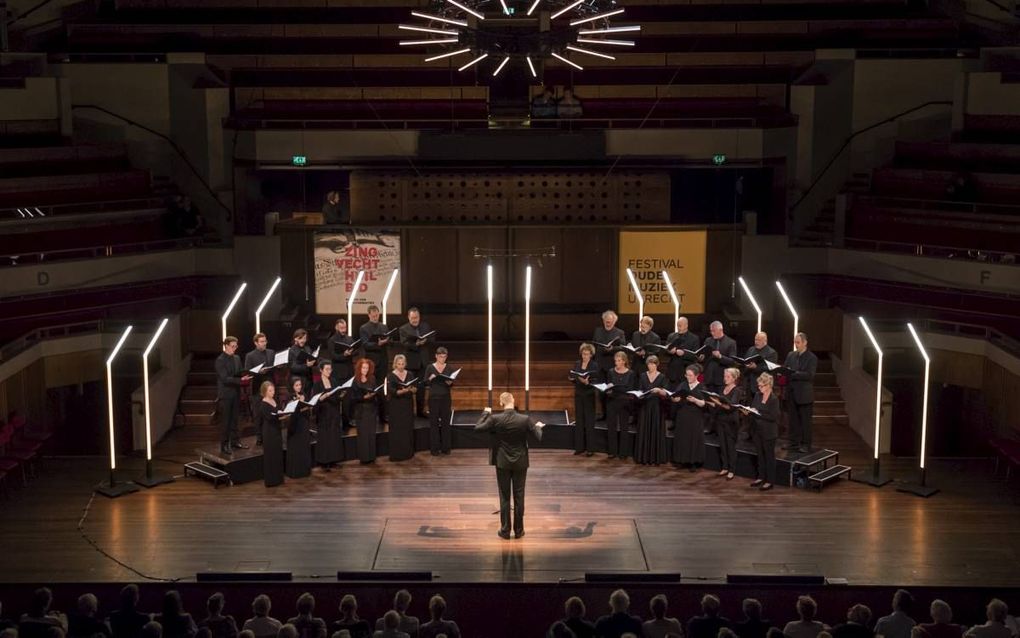 Het Nederlands Kamerkoor onder leiding van Peter Dijkstra, vrijdagmorgen in TivoliVredenburg in Utrecht. beeld Marieke Wijntjes