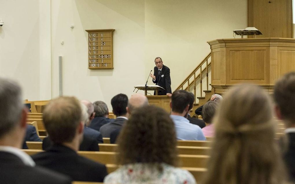 Het Hersteld Hervormd Seminarie opende vrijdag het academisch jaar in het kerkgebouw van de hersteld hervormde gemeente in Putten. Spreker was rector prof. dr. W. van Vlastuin. beeld André Dorst